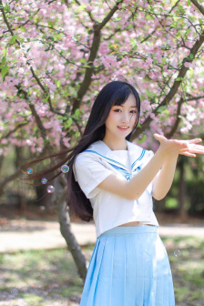 他突然掏出润滑液抹在我屁屁里